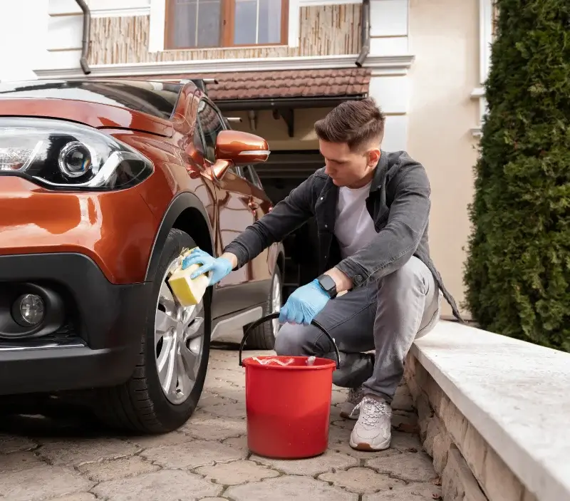 Lavage auto à domicile Bois-Colombes : professionnel intervenant sur un véhicule